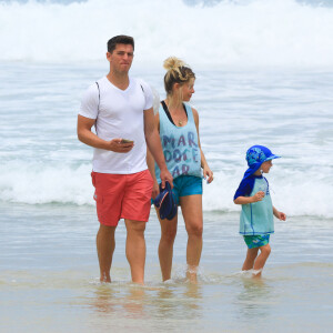 Karina Bacchi e o marido, Amaury Nunes, levaram o filho à praia