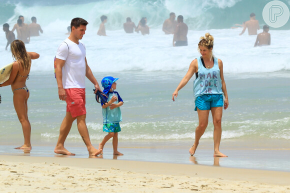 Karina Bacchi esteve com a família em uma praia do Rio de Janeiro