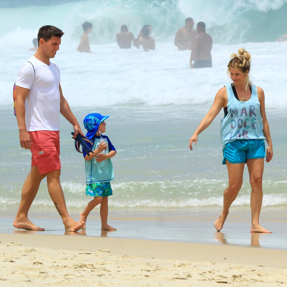 Karina Bacchi esteve com a família em uma praia do Rio de Janeiro