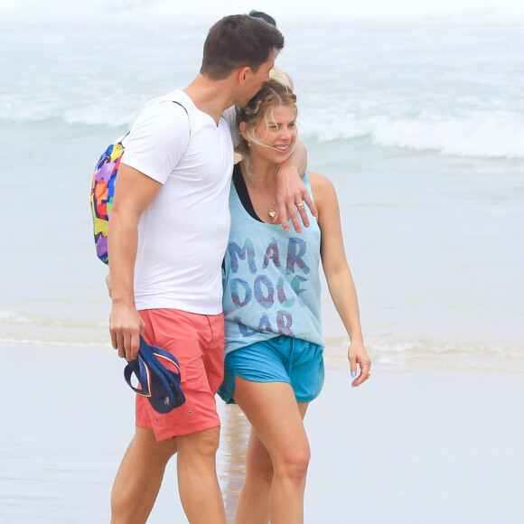 Karina Bacchi ganhou um beijo do marido, Amaury Nunes, em praia do Rio