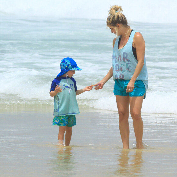 Karina Bacchi curtiu praia com filho, Enrico, de 2 anos, no Rio