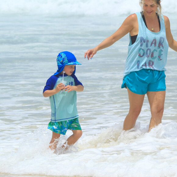 Karina Bacchi foi flagrada em momento de descontração com filho, Enrico