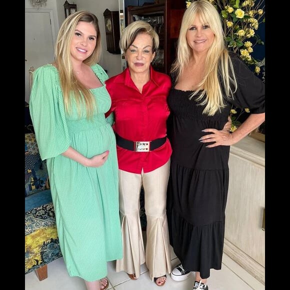 Monique Evans, que sempre aparece ao lado da filha Bárbara Evans e da mãe, disse que chegou um momento em que seus braços não cabiam nos casacos