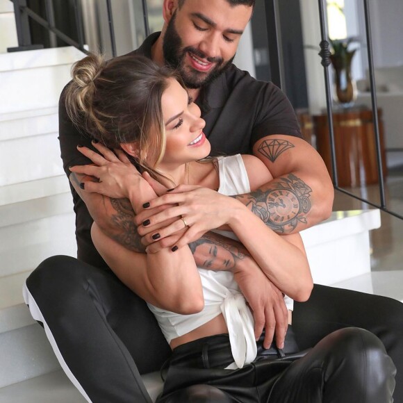 Gusttavo Lima é casado com Andressa Suita, mas recebeu pedidos de internautas que queriam ser reconhecidos como filhos do casal
