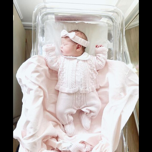 Edson Celulari apresenta filha Chiara, nascida nestta quarta (23) e fruto de seu relacionamento com a atriz Karin Roepke