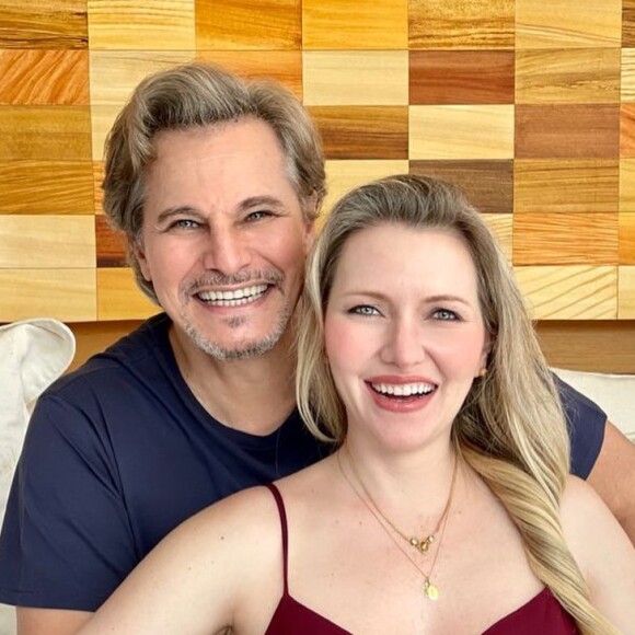 Edson Celulari e Karin Roepke anunciaram que a prieira filha do casal seria uma menina ainda em 2021