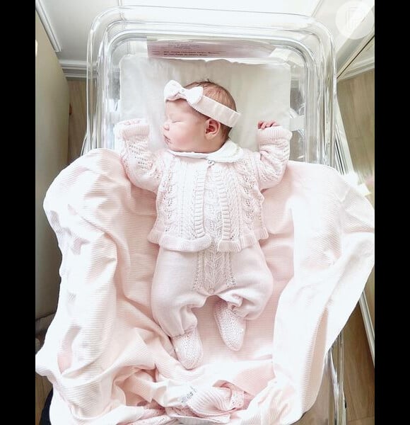 Edson Celulari e Karin Roepke se emocionaram nas redes sociais ao anunciar o nascimento da pequena Chiara