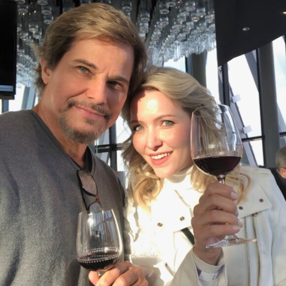 Edson Celulari tem 63 anos e Karin Roepke, que também é atriz, tem 39 anos