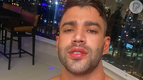 Gusttavo Lima utilizou de bom humor para negar a paternidade de jovem: 'Nem dinheiro pra comprar um lanche eu tinha, quem dirá um motel'