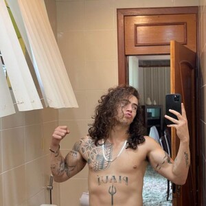 Whindersson Nunes, que cultivava os cabelos compridos, foi elogiado por famosos após raspar cabeça