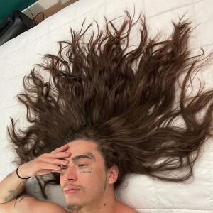 Whindersson Nunes gostava de exibir os cabelos em fotos icônicas nas redes sociais quando estava com os fios soltos