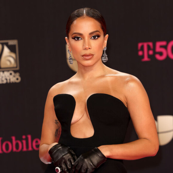 Anitta não passou despercebida pelo tapete vermelho do evento