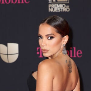 Anitta usou look com decote ousado da Maison Valentino, luvas e scarpin preto