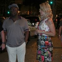 Antonia Fontenelle vai ao teatro com ex-ministro do STF Joaquim Barbosa