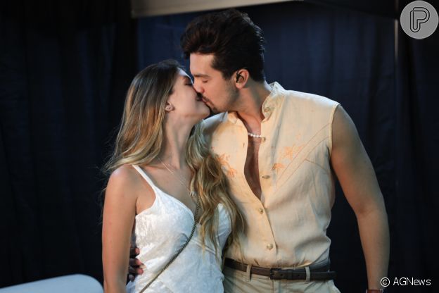 Luan Santana beijou a namorada, Izabela Cunha, em camarim