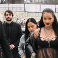 Rihanna elegeu um baby doll transparente para exibir o barrigão de gravidez
