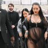 Grávida, Rihanna deixou calcinha rendada à mostra em look fashion