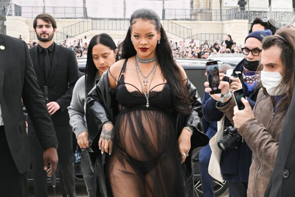 Grávida, Rihanna deixou calcinha rendada à mostra em look fashion