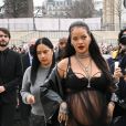 Grávida, Rihanna prestigiou o desfile da Dior nesta terça-feira (01)