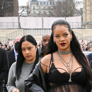 Grávida, Rihanna prestigiou o desfile da Dior nesta terça-feira (01)