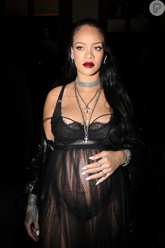 Grávida, Rihanna acariciou o barrigão diante dos fotógrafos