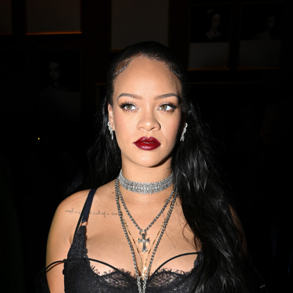Grávida, Rihanna acariciou o barrigão diante dos fotógrafos