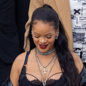 Grávida, Rihanna reuniu multidão de paparazzi em evento de moda