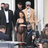 Grávida, Rihanna exibe barrigão na chegada ao desfile da Dior