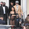 Grávida, Rihanna exibe barrigão na chegada ao desfile da Dior
