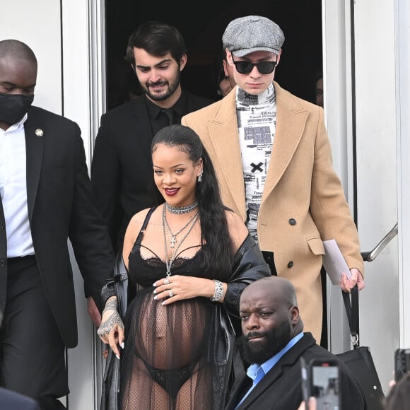 Grávida, Rihanna exibe barrigão na chegada ao desfile da Dior