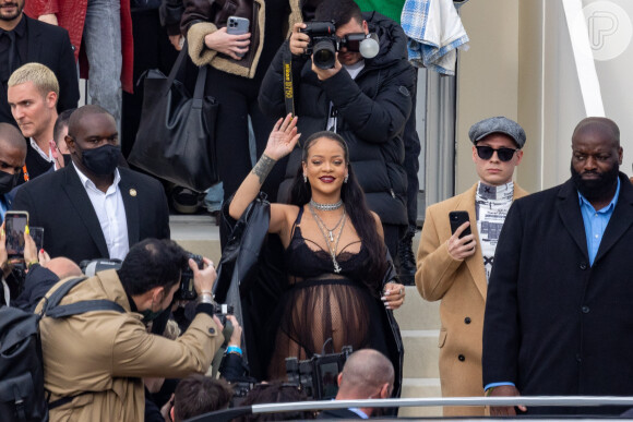 Rihanna exibe barriga de gravidez na Semana de Moda de Paris