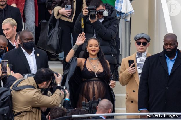 Rihanna exibe barriga de gravidez na Semana de Moda de Paris