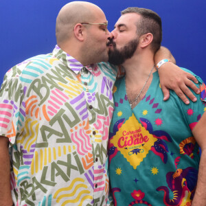 Tiago Abravanel trocou beijos com o marido, Fernando Poli, em show de carnaval em São Paulo em 1º de março de 2022