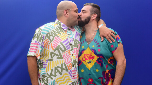 Tiago Abravanel beija marido e se encontra com Maisa em show de carnaval de Anitta. Fotos!