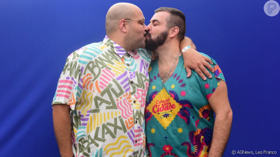 Ap&oacute;s BBB 22, Tiago Abravanel d&aacute; beijo no marido em show de Anitta. Fotos! :  - Purepeople