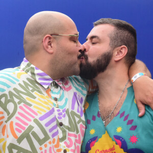 Tiago Abravanel beijou o marido, Fernando Poli, em show de carnaval em São Paulo