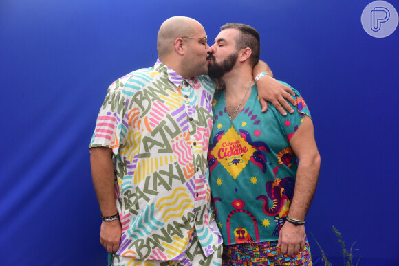 Tiago Abravanel beijou o marido, Fernando Poli, em show de carnaval em São Paulo