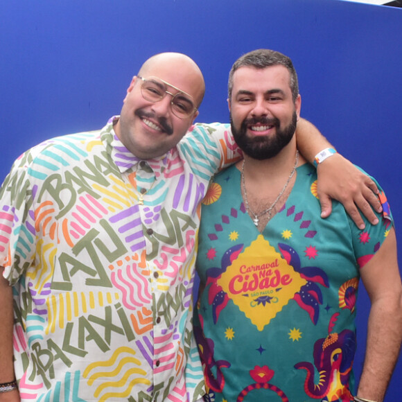 Tiago Abravanel posou ao lado do marido, Fernando Poli, em show de carnaval em São Paulo