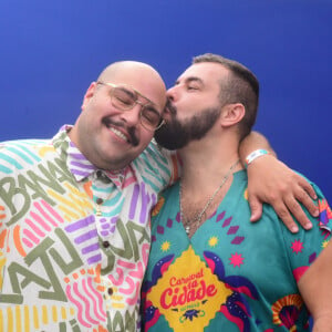 Tiago Abravanel ganhou carinho do marido, Fernando Poli, em show de carnaval em São Paulo - naquela cidade, só eventos fechados estão permitidos