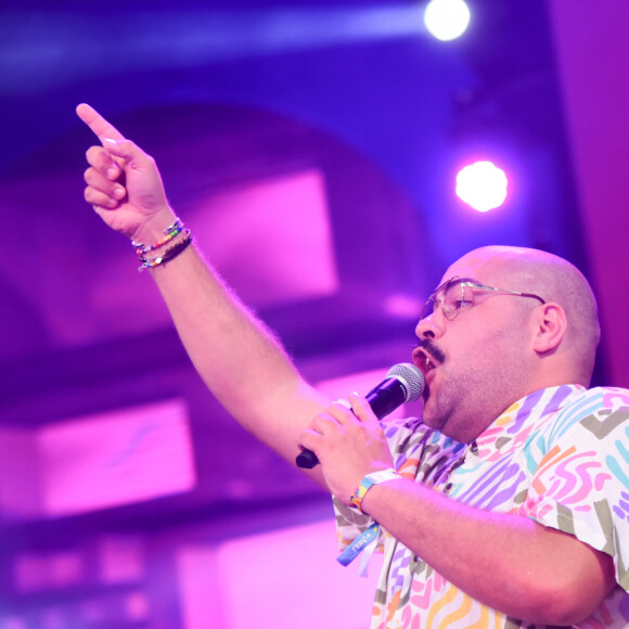 Tiago Abravanel cantou show de carnaval em São Paulo em 1º de março de 2022