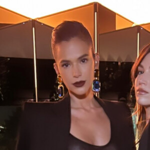 Bruna Marquezine encontrou a atriz Ursula Corberó no backstage do desfile de YSL