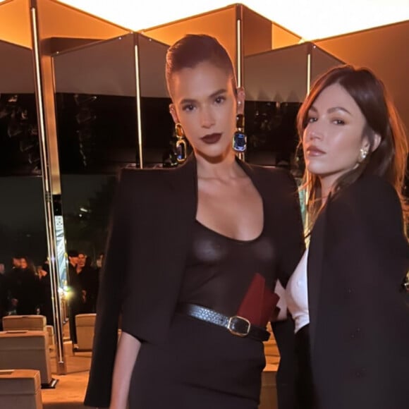 Bruna Marquezine encontrou a atriz Ursula Corberó no backstage do desfile de YSL