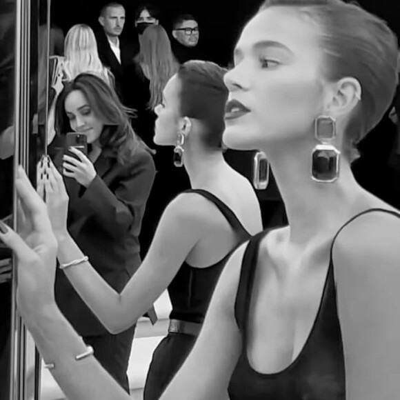 Bruna Marquezine apostou em penteado alinhado e brincos poderosos para desfile da YSL