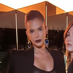 Bruna Marquezine e Úrsula Corberó se encontraram nos bastidores do runway de YSL