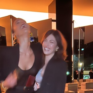 Bruna Marquezine cai na risada com a atriz Úrsula Corberó, de 'La Casa de Papel', em Paris