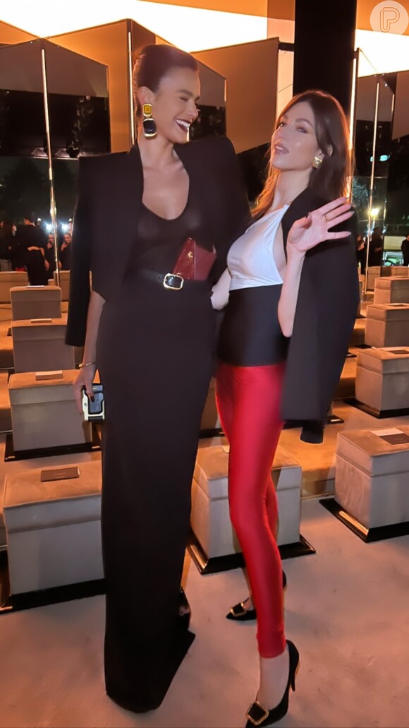 Bruna Marquezine se divertiu no encontro com a atriz Úrsula Corberó em Paris
