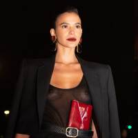 Bruna Marquezine alia transparência e alfaiataria em look para Semana de Moda de Paris. Fotos!