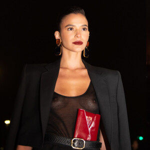 Bruna Marquezine alia transparência e alfaiataria em look para Semana de Moda de Paris