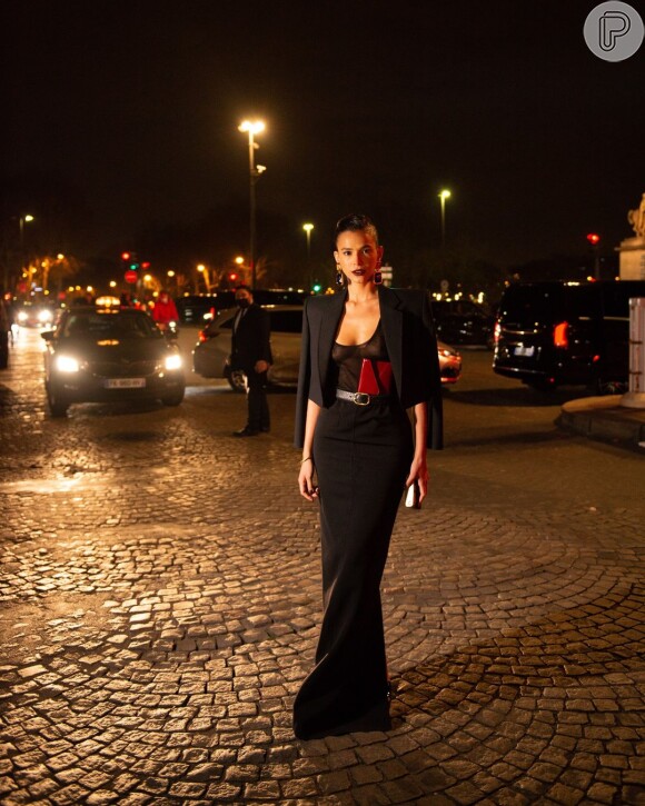 Bruna Marquezine aliou transparência e alfaiataria em um look elegante para Semana de Moda de Paris