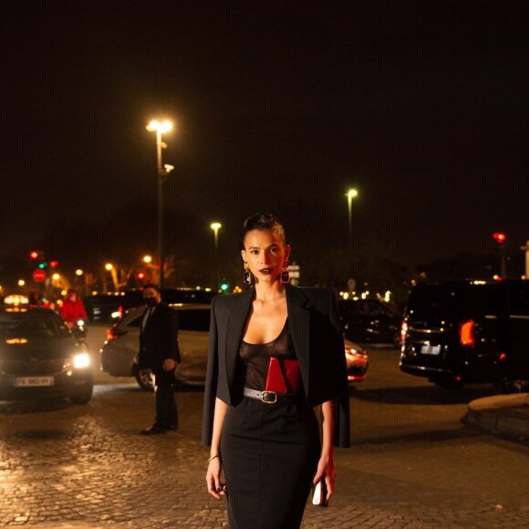Bruna Marquezine aliou transparência e alfaiataria em um look elegante para Semana de Moda de Paris
